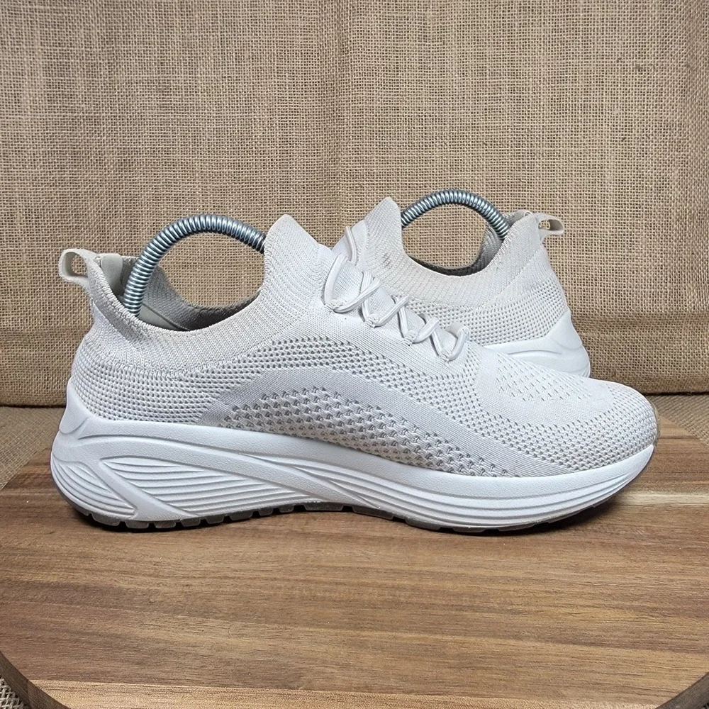 Skechers notes lightweight